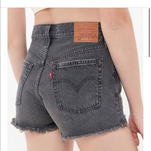 🖤Levi’s 501 midrise jean shorts in faded black 🖤